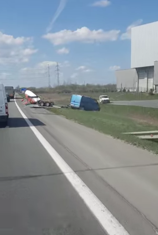 Kauno rajone į griovį nulėkė jachtą priekaboje vežęs autobusiukas