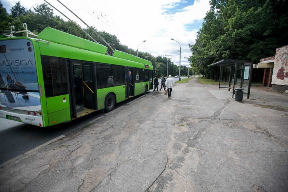 Karantinas švelnėja, o Kauno viešasis transportas miega: kaip vakarais grįžti namo?