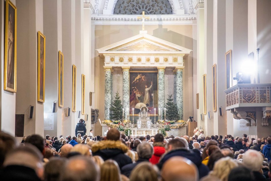 Visuotinių pamaldų bažnyčiose dar teks palaukti