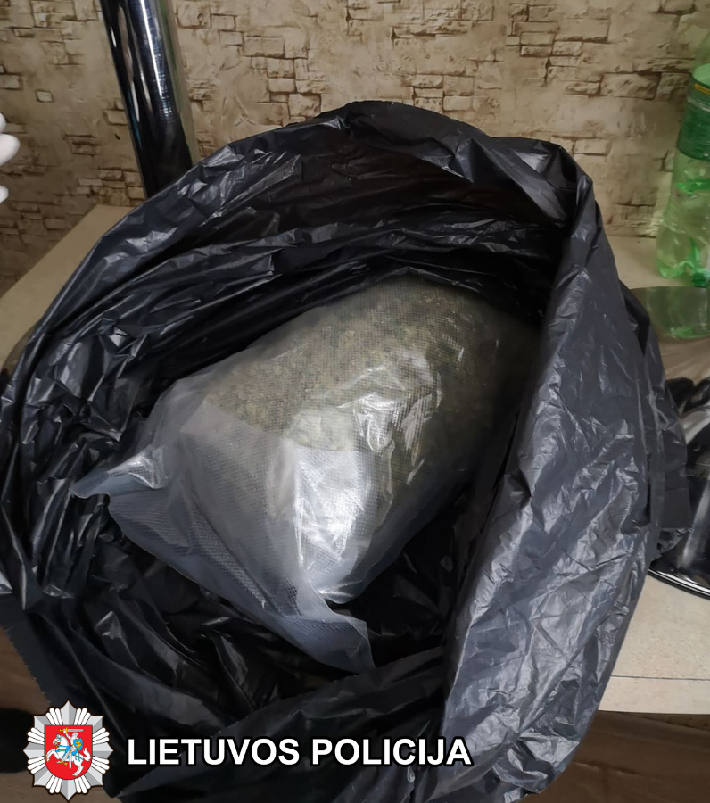 Policija sulaikė narkotikų tiekimu į Marijampolę įtariamą vyrą: namuose rastas kilogramas kanapių