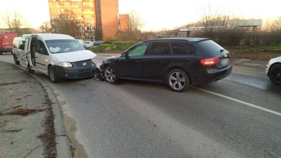 VI forte – „Volkswagen“ ir „Audi“ avarija: į medikų rankas perduotas žmogus