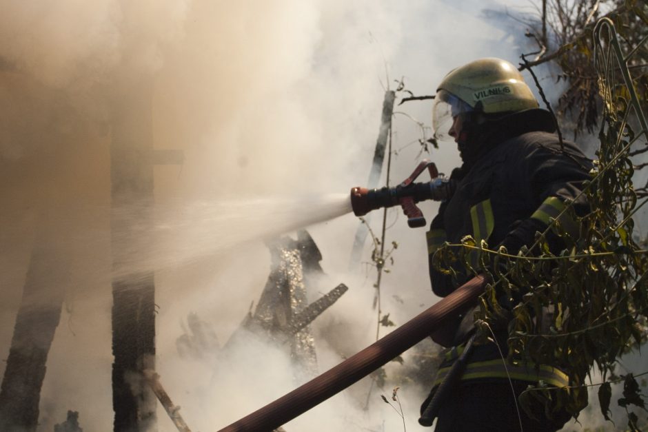 Šiaulių rajone užsiliepsnojus gyvulių fermai nugedė pastato stogas ir antras aukštas, žuvo ėriukai