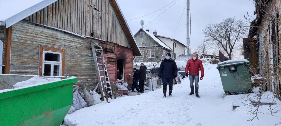 Vyro žūties gaisre priblokšti kaimynai patys priemonių nesiėmė: į duris turėjo pasibelsti pareigūnai