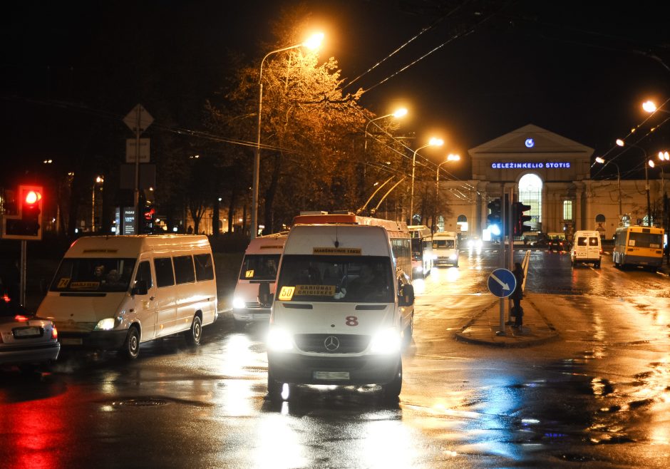 Autobuse Vilniuje apiplėštas ir aštriu daiktu sužalotas vyras