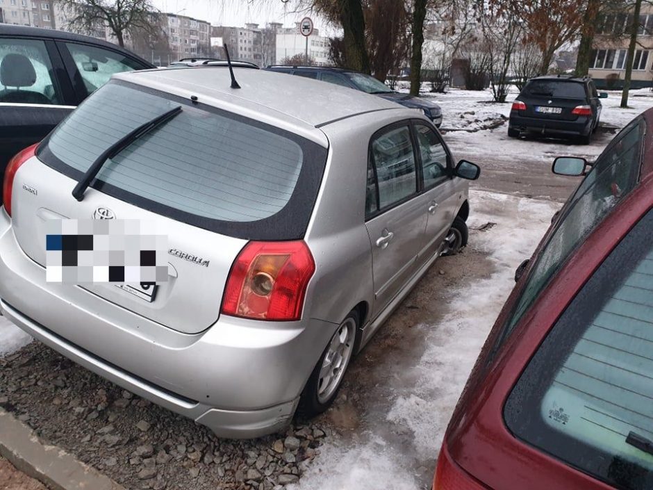 Dėl smegduobės aikštelėje automobilis pakibo ore: išsireikalauti žalą nebuvo lengva