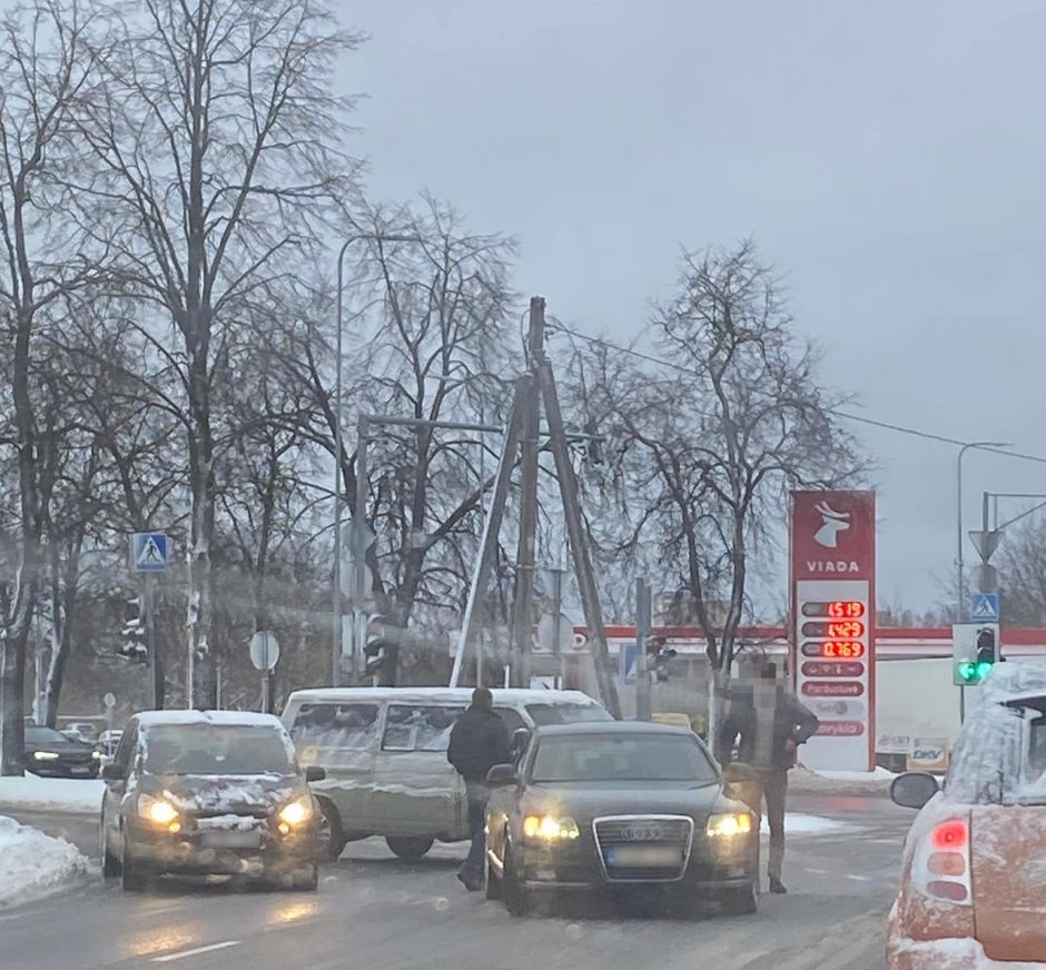 Vilniaus apskrityje – avarijos gatvėse ir KET pažeidimai kiemuose