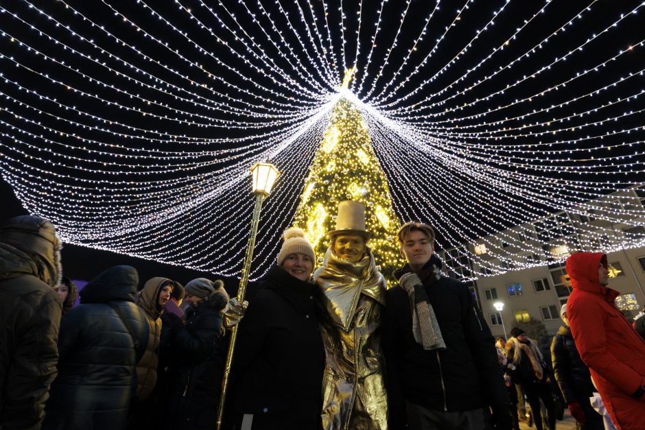 Jonavoje suspindo ne tik Kalėdų eglė – nušvito ir pasakiškas eglučių miestelis