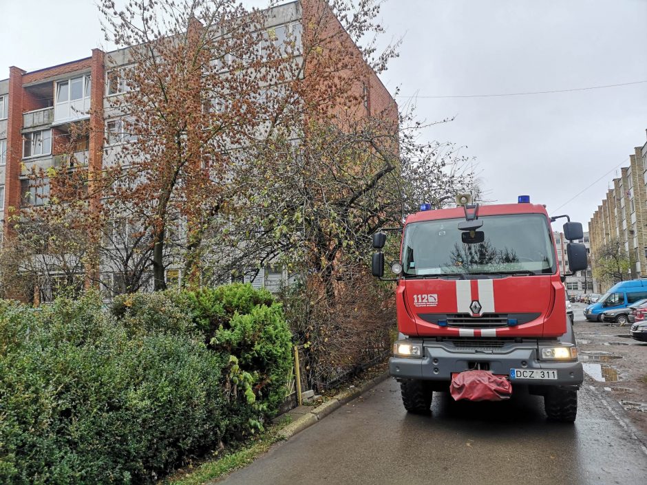 Žaliakalnyje esančiame bute įsiplieskus gaisrui gyventojams teko evakuotis
