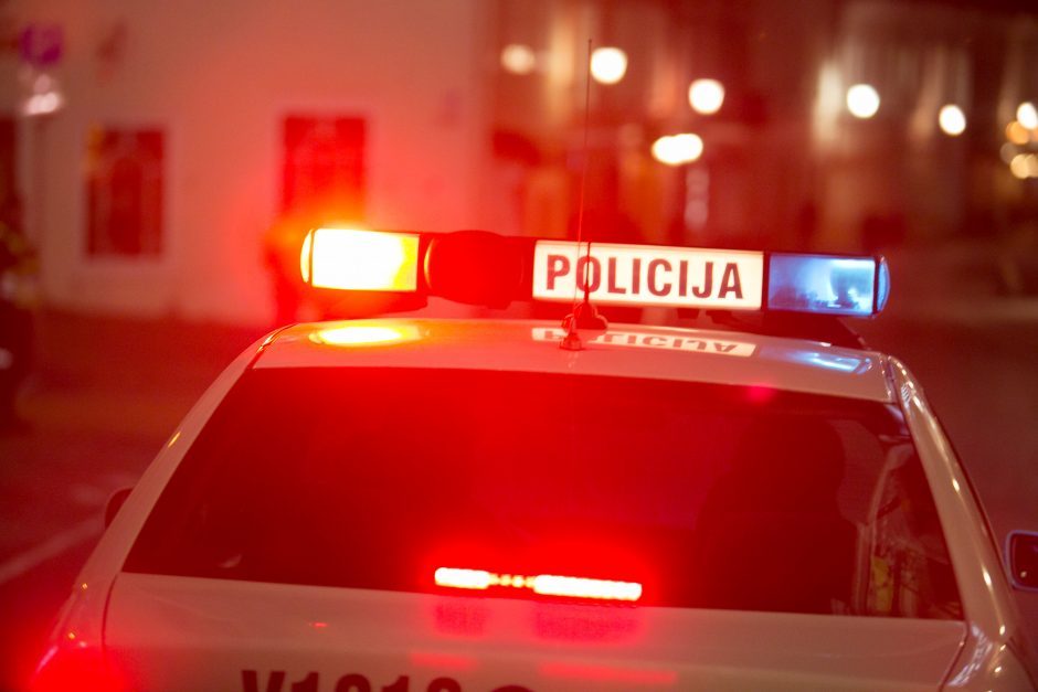 Šilutėje apgadintas policijos automobilis: kaltininkas pasišalino
