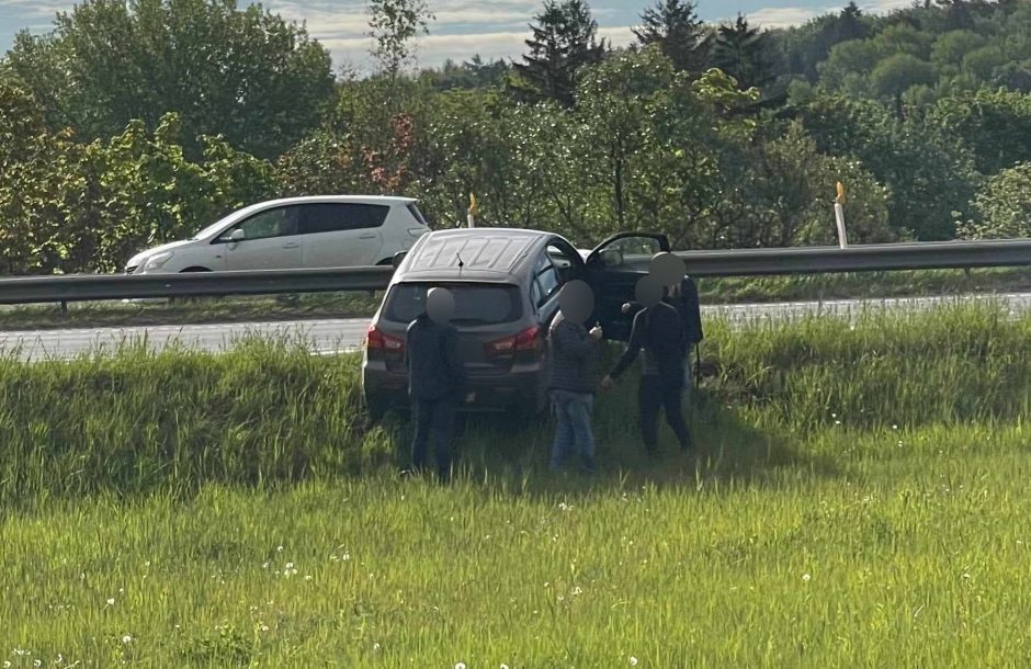 Nelaimė kelyje „Via Baltica“: į griovį nulėkė automobilis