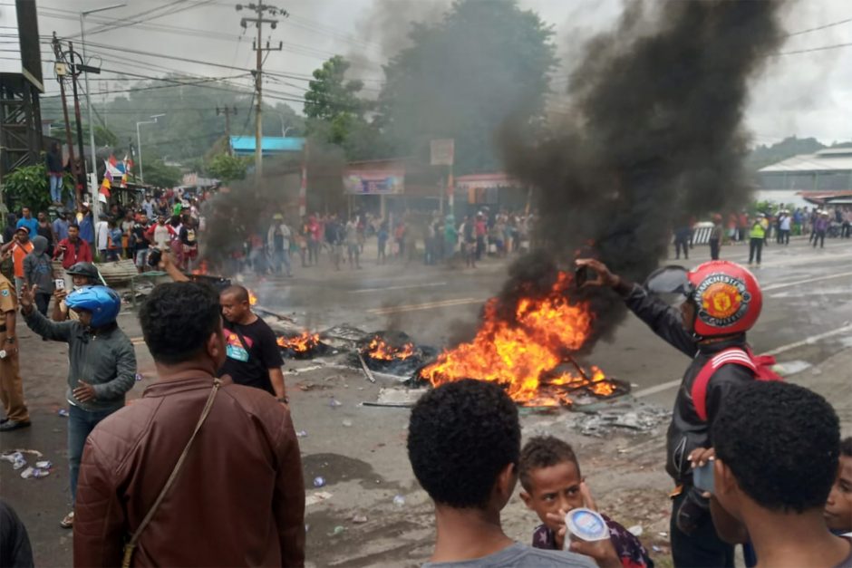Indonezijoje protestuotojai padegė Vakarų Papua parlamentą