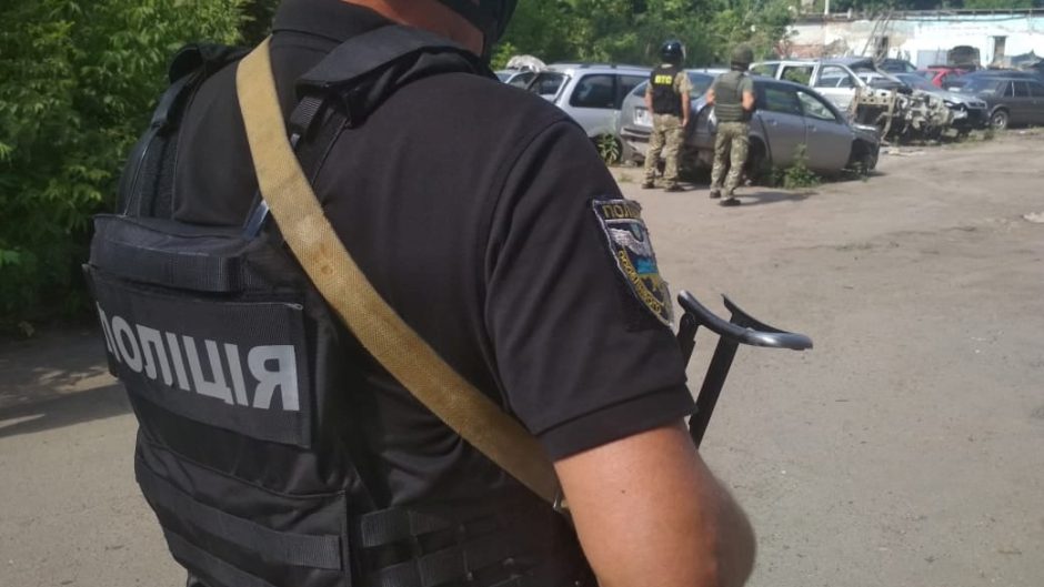 Ukrainoje ginkluotas užpuolikas paleido savo įkaitą ir paspruko