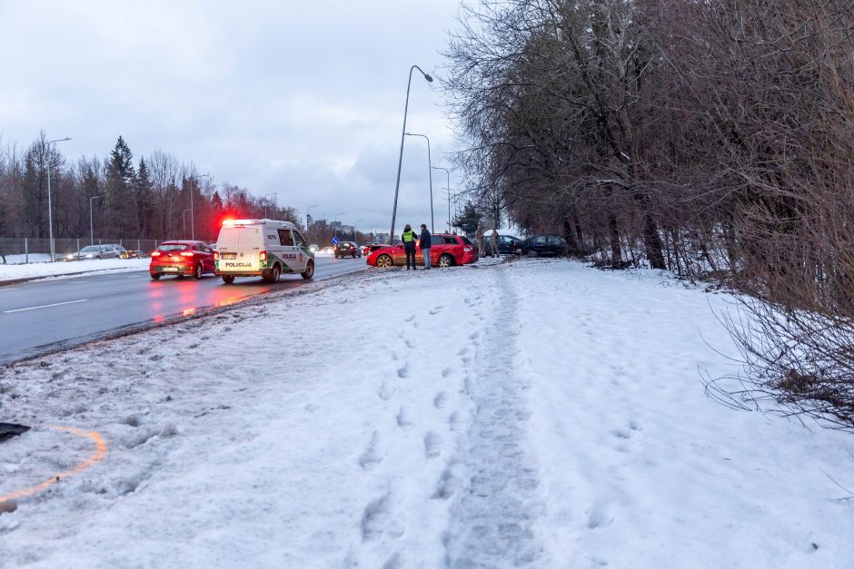 Vilniuje susidūrė ir nuo kelio nuvažiavo automobiliai: medikams perduoti trys žmonės