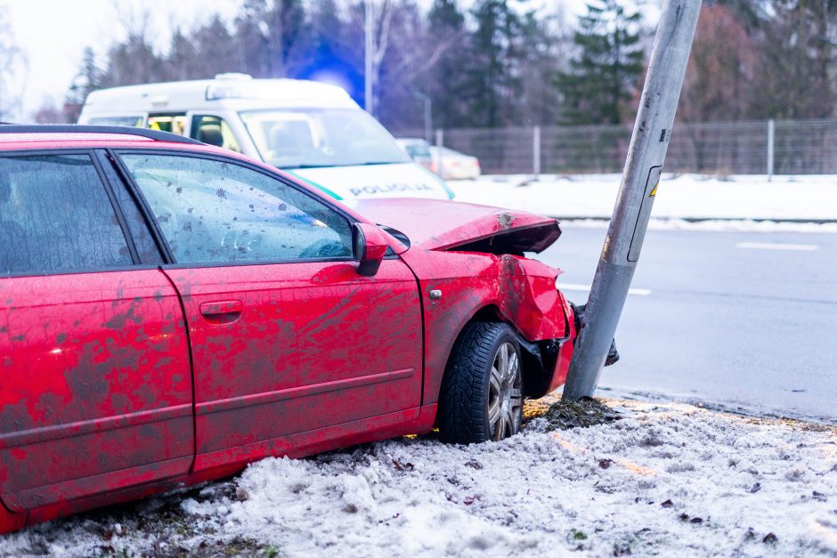 Vilniuje susidūrė ir nuo kelio nuvažiavo automobiliai: medikams perduoti trys žmonės