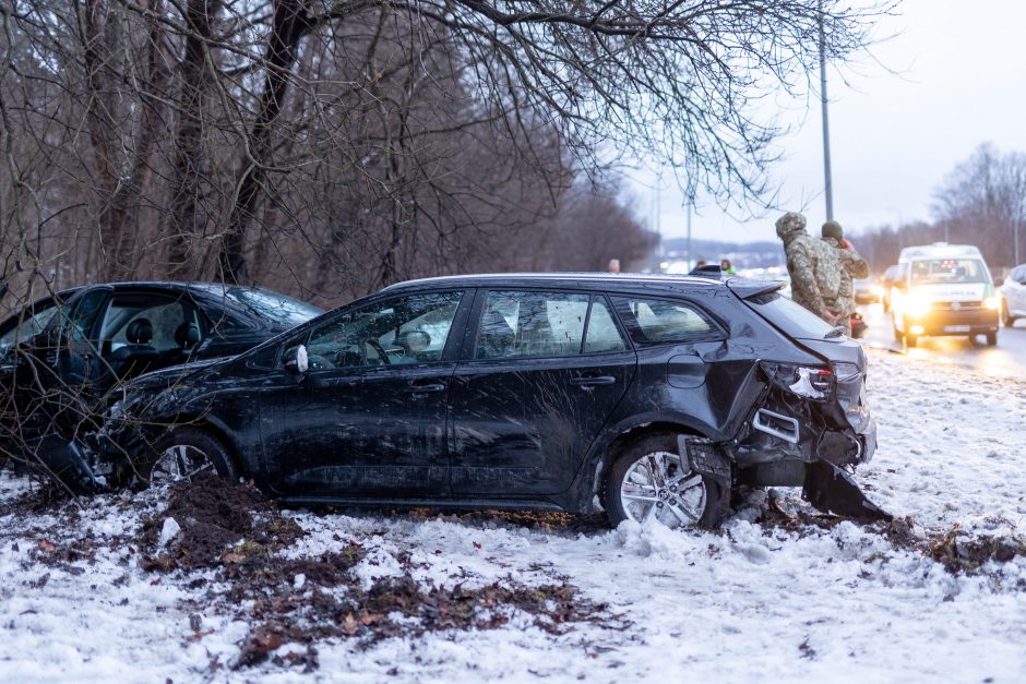 Vilniuje susidūrė ir nuo kelio nuvažiavo automobiliai: medikams perduoti trys žmonės