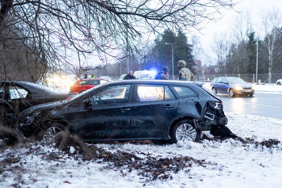 Vilniuje susidūrė ir nuo kelio nuvažiavo automobiliai: medikams perduoti trys žmonės