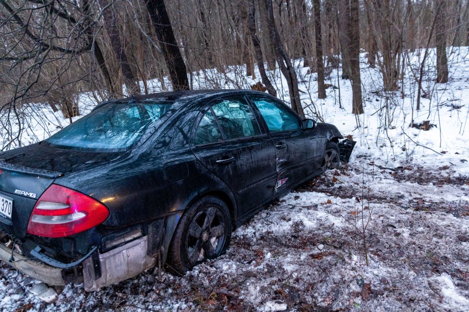 Vilniuje susidūrė ir nuo kelio nuvažiavo automobiliai: medikams perduoti trys žmonės