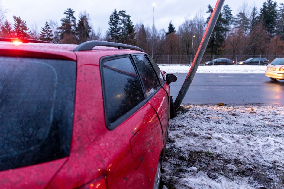 Vilniuje susidūrė ir nuo kelio nuvažiavo automobiliai: medikams perduoti trys žmonės