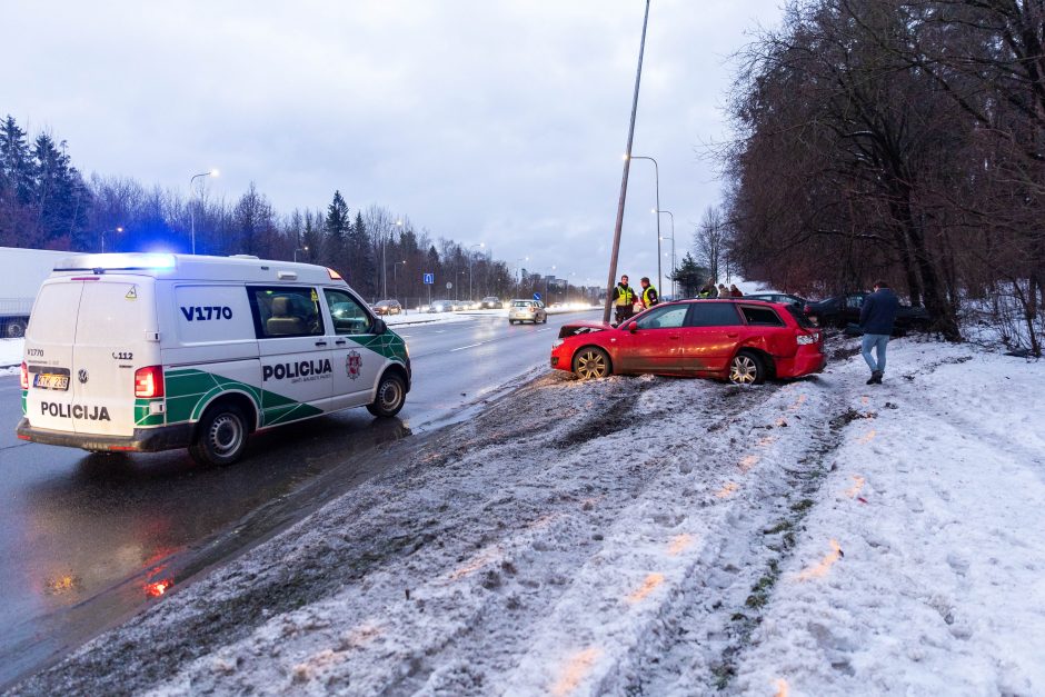 Vilniuje susidūrė ir nuo kelio nuvažiavo automobiliai: medikams perduoti trys žmonės