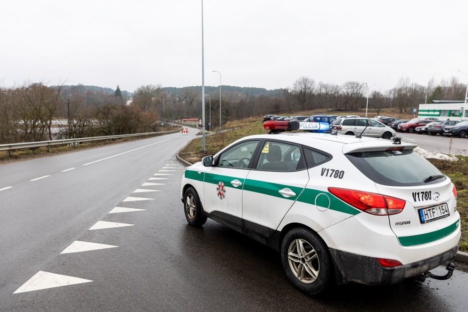 Rokiškyje – trijų automobilių avarija: po smūgio „Opel“ išlėkė prieš eismą