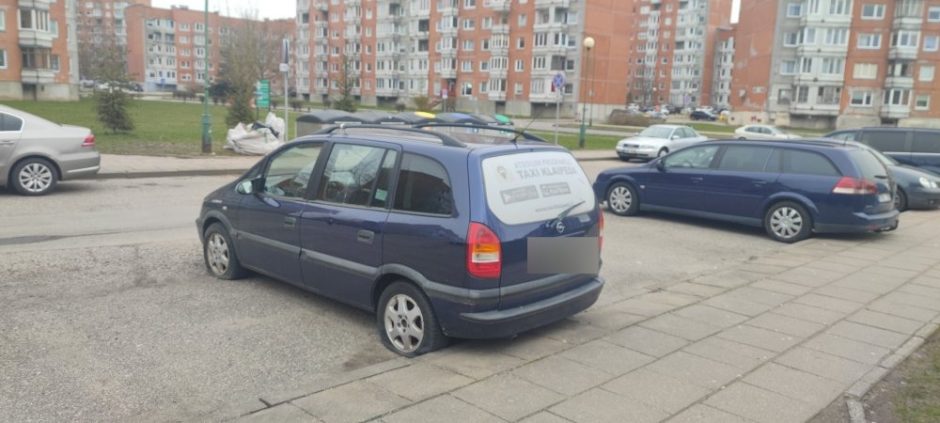 Klaipėdiečiai vėl atakuoja savivaldybę: kiemuose – šimtai apleistų automobilių