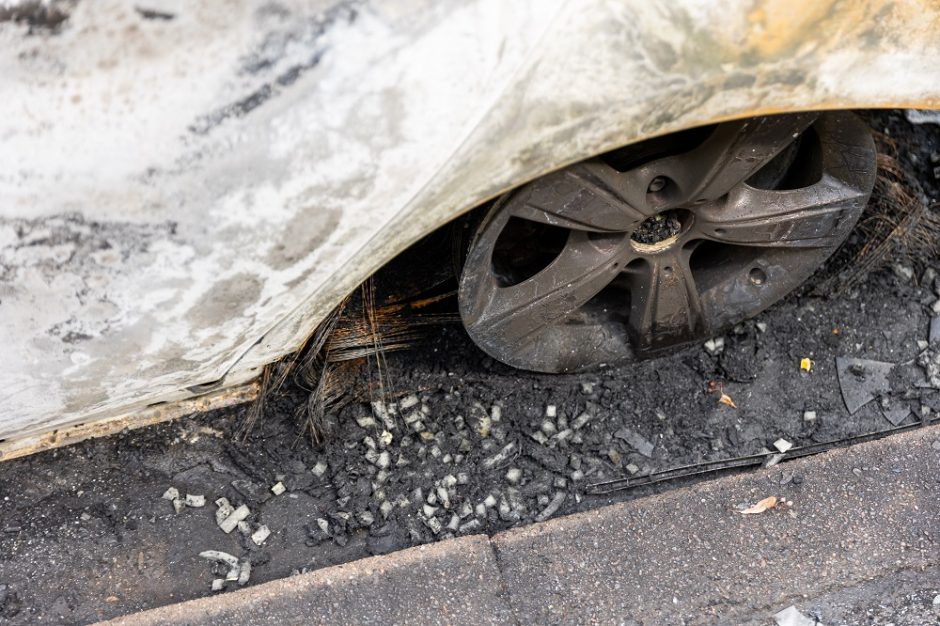 Prie garažų masyvo Vilniuje automobilis virto ugnies fakelu