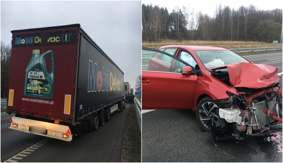 Kelyje Kaunas-Vilnius vilkikas rėžėsi į lengvąjį automobilį