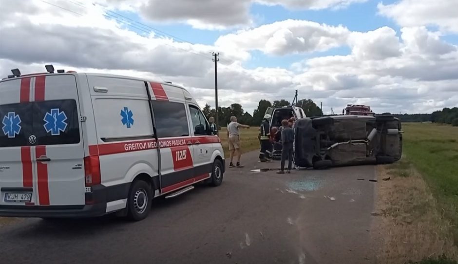 Žaibiška reakcija po avarijos: sužeistą vyrą iš mirties gniaužtų traukė gyventojai