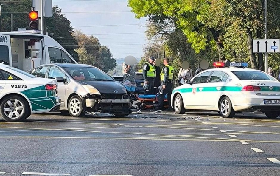 Vilniuje automobilis „Toyota“ partrenkė motociklininką