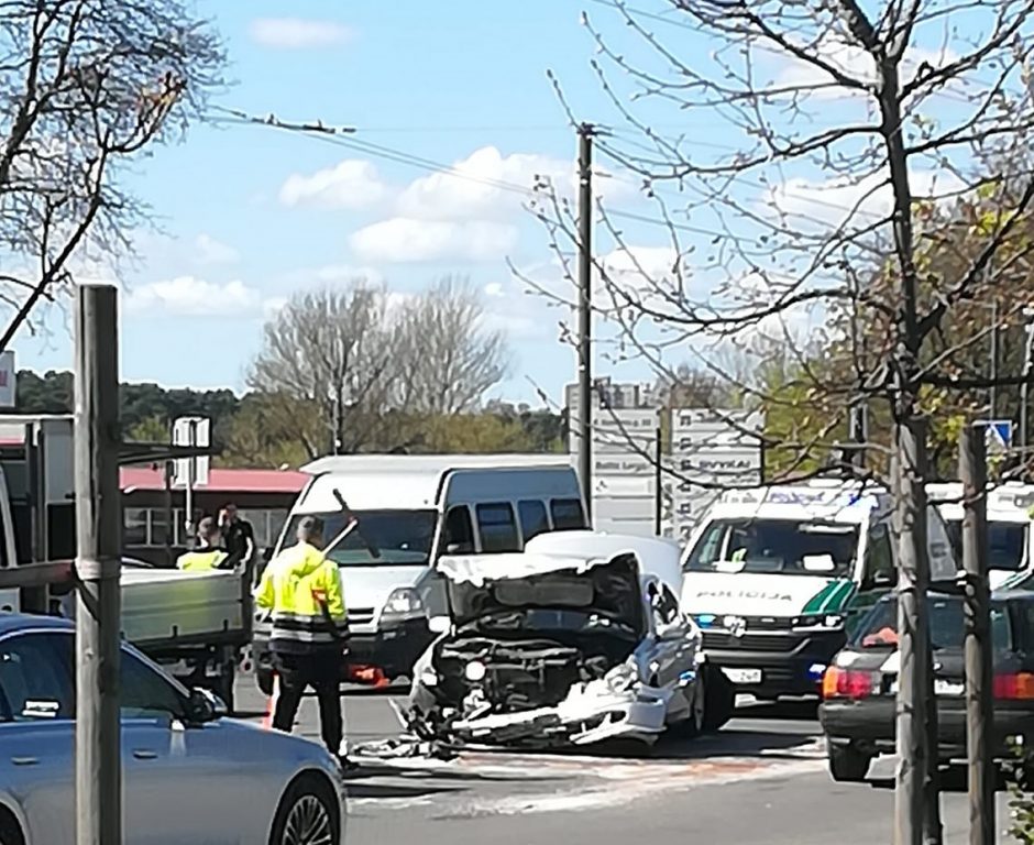 Po avarijos Petrašiūnuose į medikų rankas perduota keleivė