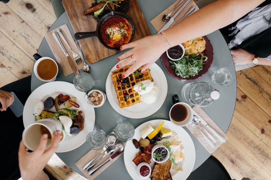 Atidarytos kavinės ir restoranai klientų antplūdžio nesulaukia