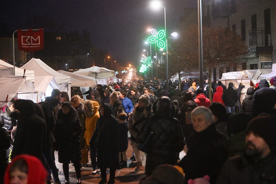 Marijampolėje įžiebta Kalėdų eglė, padabinta spalvą keičiančiomis stygomis