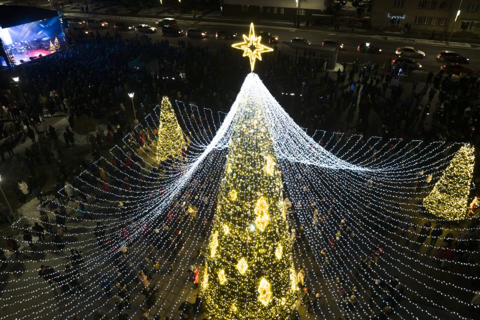 Jonavoje suspindo ne tik Kalėdų eglė – nušvito ir pasakiškas eglučių miestelis