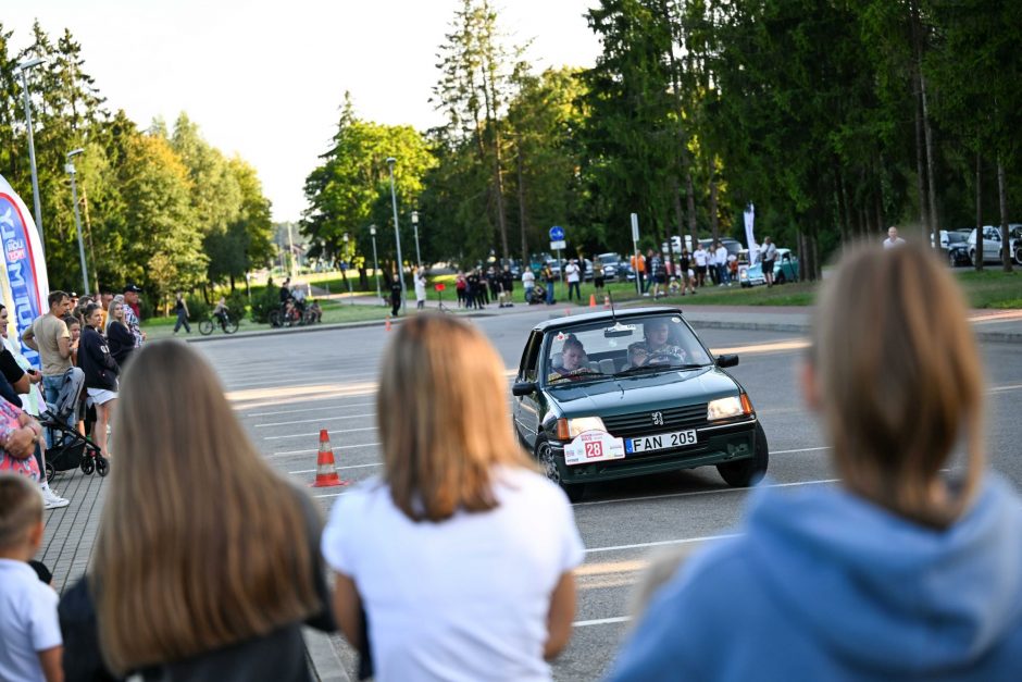 Istorinių kolonoje – ir princo Čarlzo bei dainininko Stingo mėgstamiausias automobilis