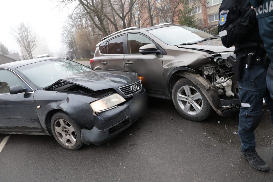 A. Baranausko gatvėje neišsiteko „Audi“ ir „Toyota“: vairuotojams gelbėjo pareigūnai 