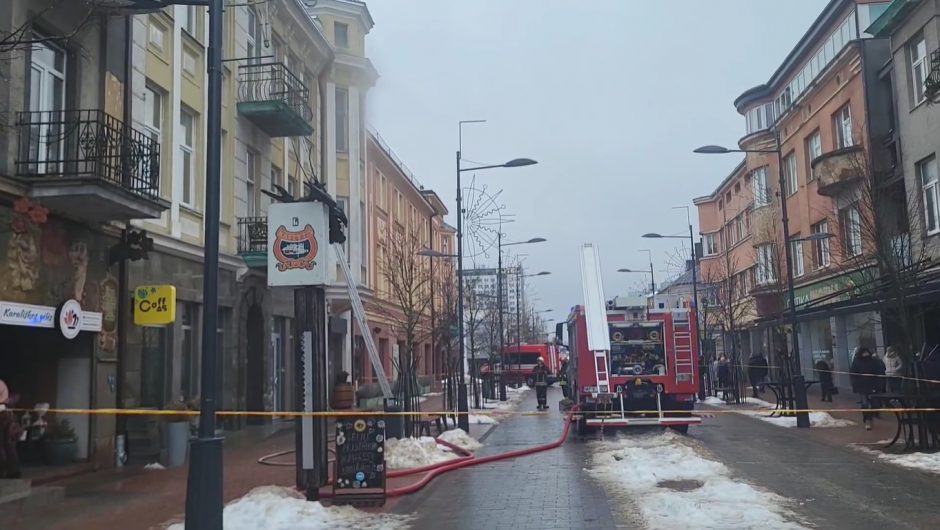 Šiaulių centre atvira liepsna degė butas: du žmonės ligoninėje, tarp jų – vaikas