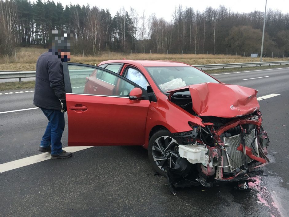 Kelyje Kaunas-Vilnius vilkikas rėžėsi į lengvąjį automobilį