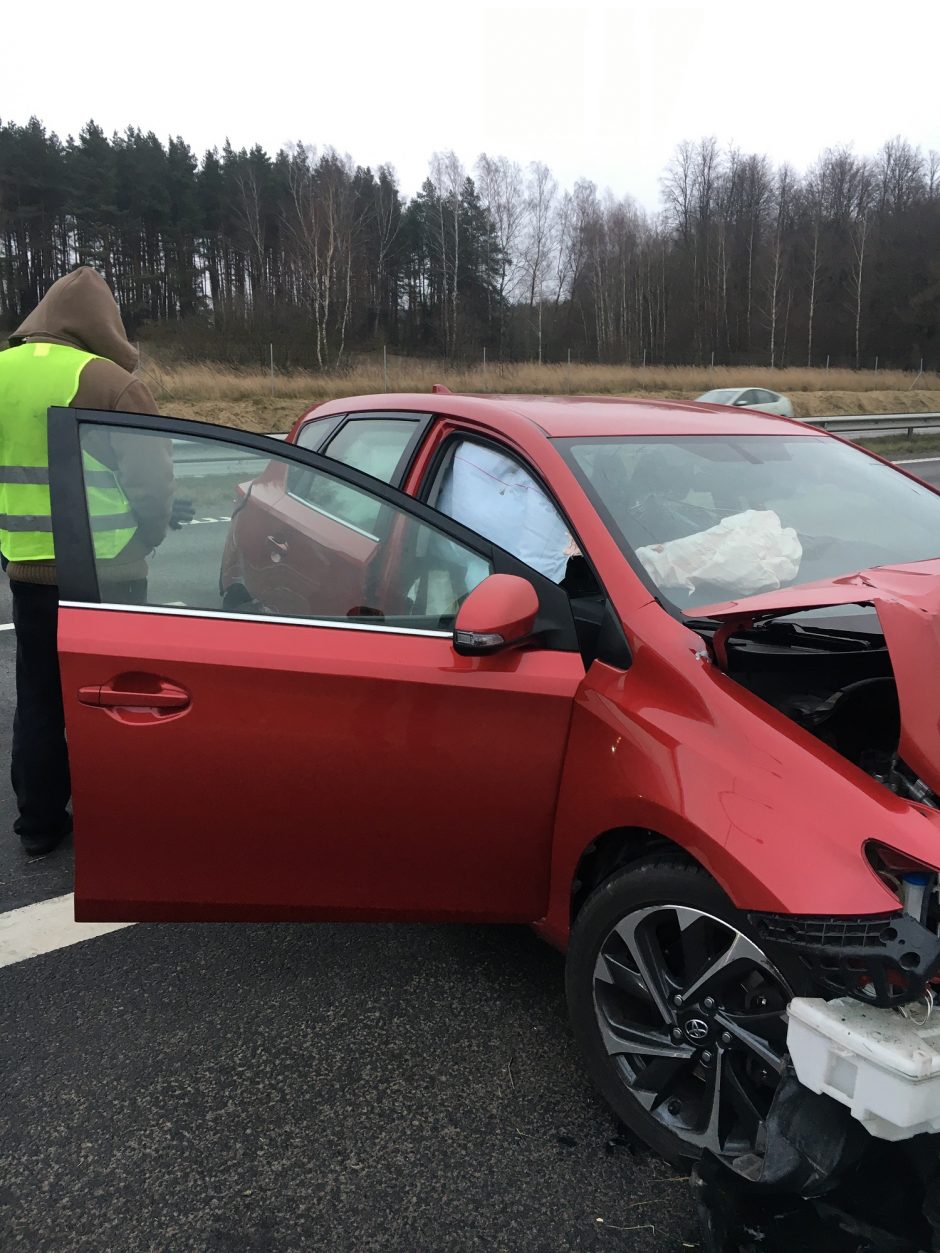 Kelyje Kaunas-Vilnius vilkikas rėžėsi į lengvąjį automobilį