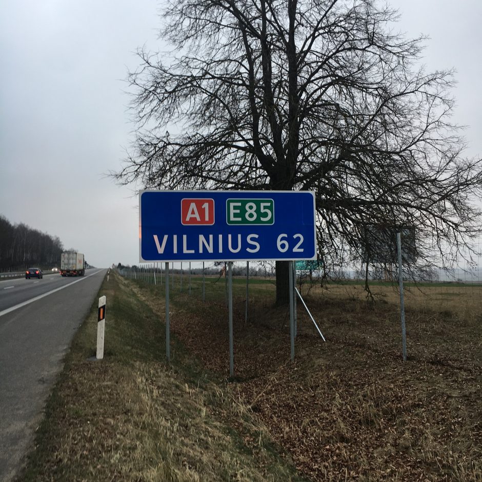 Kelyje Kaunas-Vilnius vilkikas rėžėsi į lengvąjį automobilį