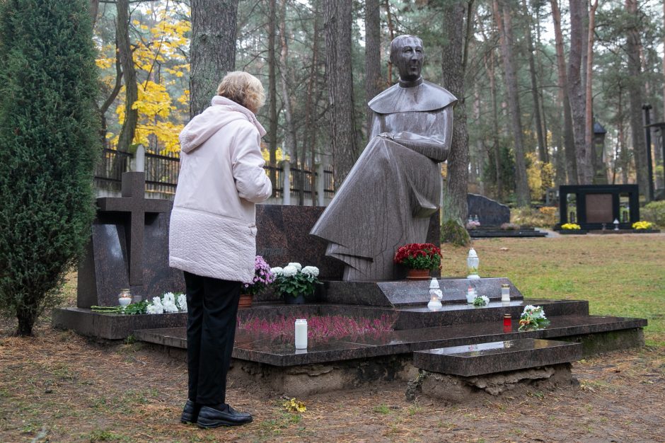 R. Mikutavičius prisimintas poezija, giesmėmis ir liudijimais