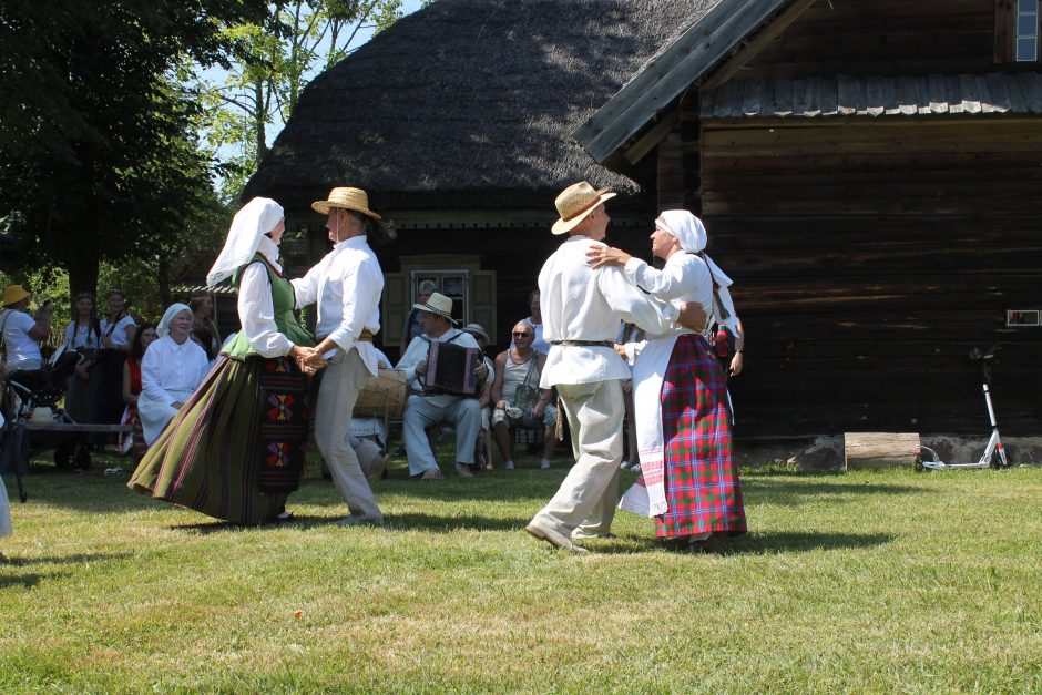 Rumšiškėse nestigo šventinės įvairovės: pasveikinę Onas, priminė ir rugiapjūtės tradicijas