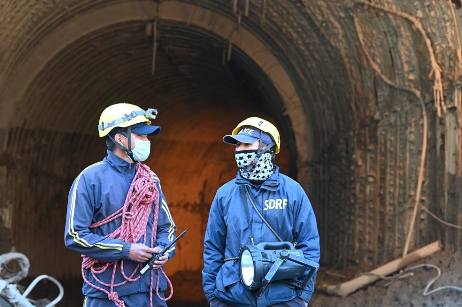 Indijoje sugriuvus tuneliui įstrigo mažiausiai 40 darbininkų
