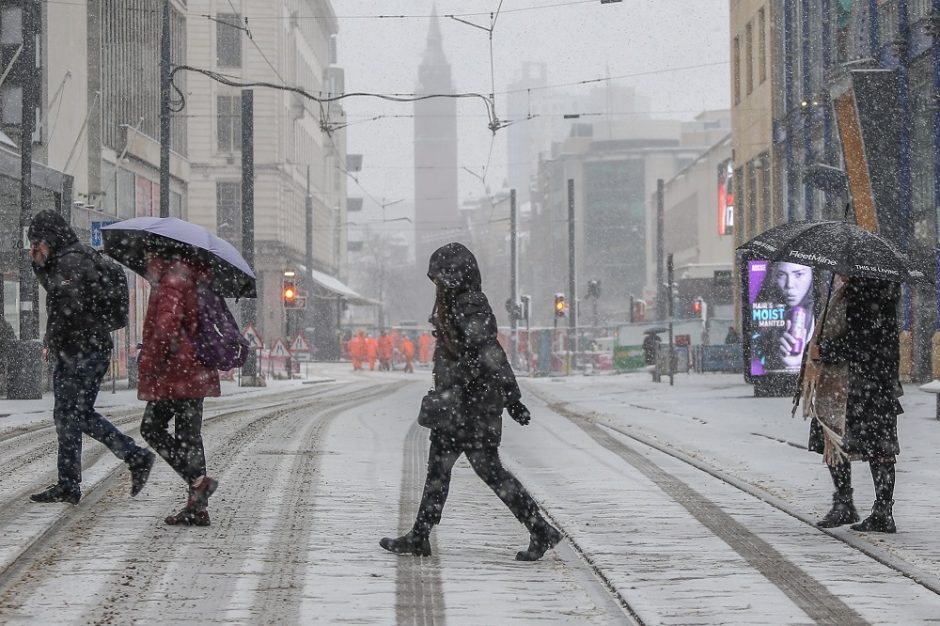 JK užklupus sniegui ir smarkiam vėjui, atšaukti traukiniai, uždarytos kai kurios mokyklos