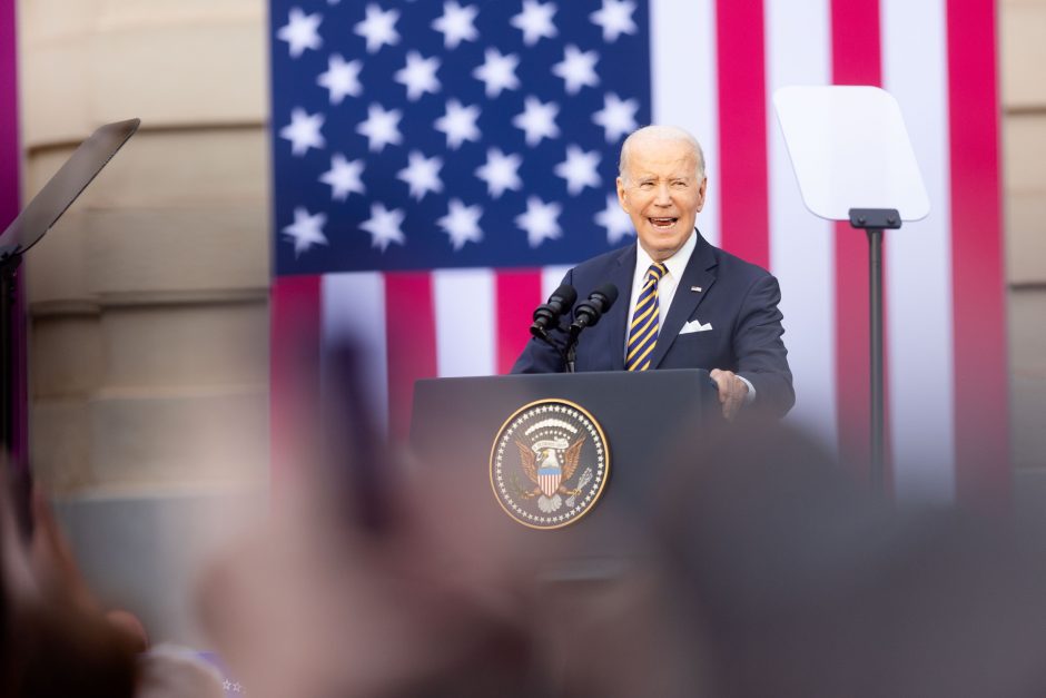 J. Bidenas: JAV imsis naujų pastangų siekiant paliaubų Gazos Ruože