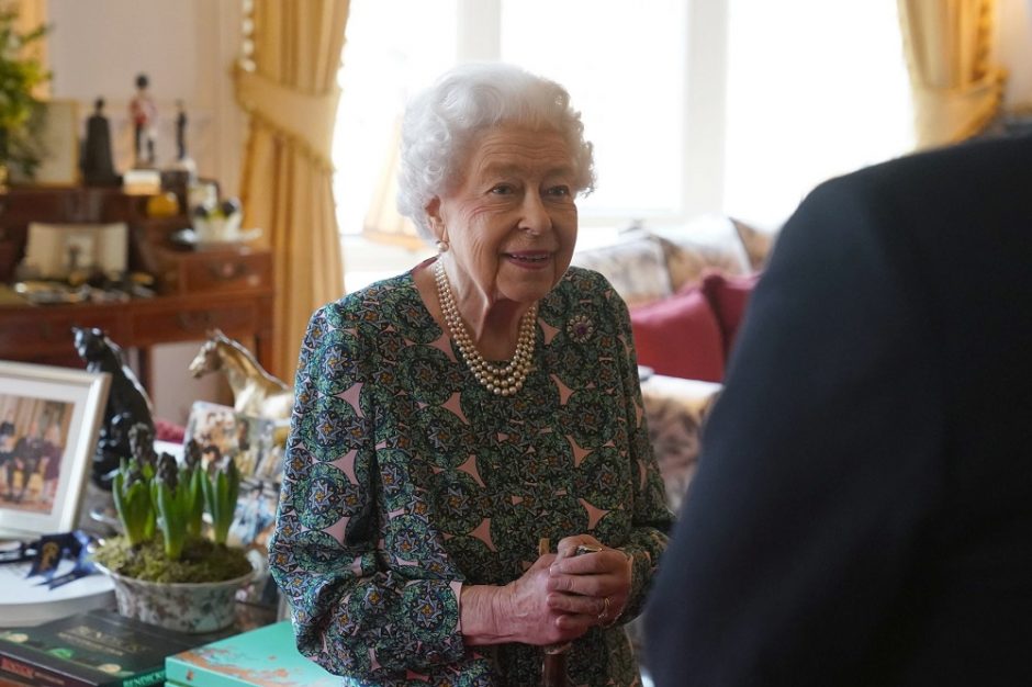 Karalienė Elizabeth II po nerimą sukėlusios COVID-19 sugrįžo į darbą