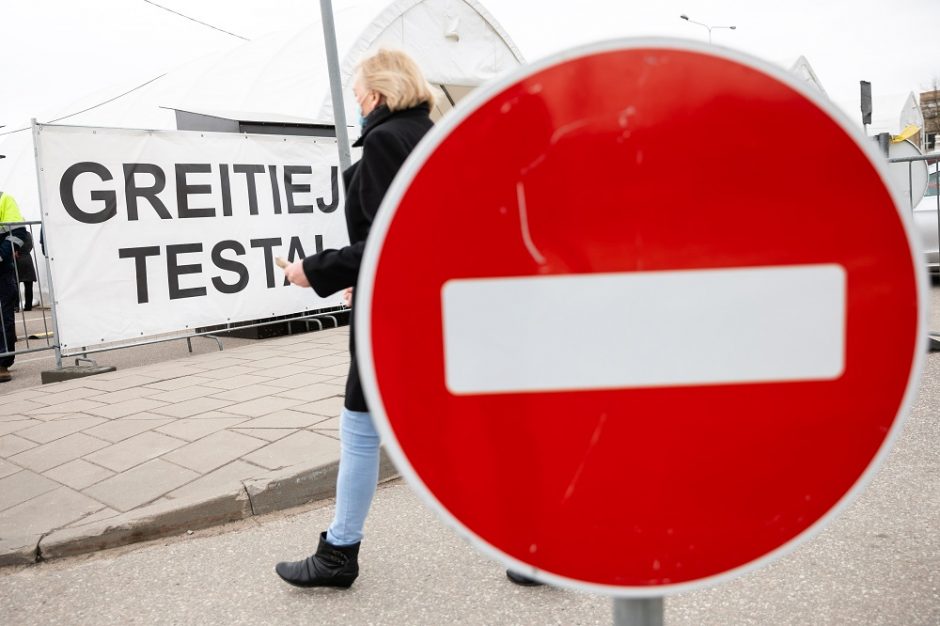 Rudenį prognozuoja COVID-atvejų šuolį: įvardijo, kokiu atveju Lietuvoje būtų įvestas karantinas