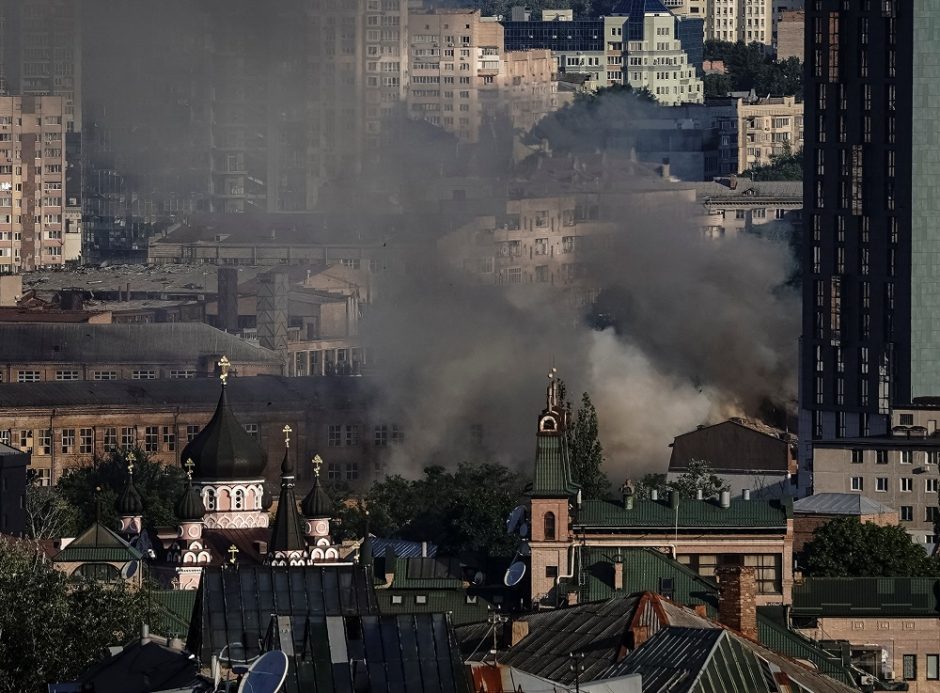 Karas: po Rusijos atakų užsiliepsnojo prekybos centras Kremenčuke, žuvo 10 žmonių