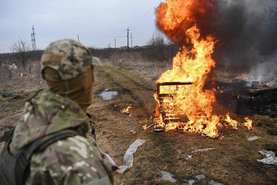 Ukrainoje šylant orams – šiurpi situacija: mėtosi Rusijos karių lavonai ir vejasi jų dvokas
