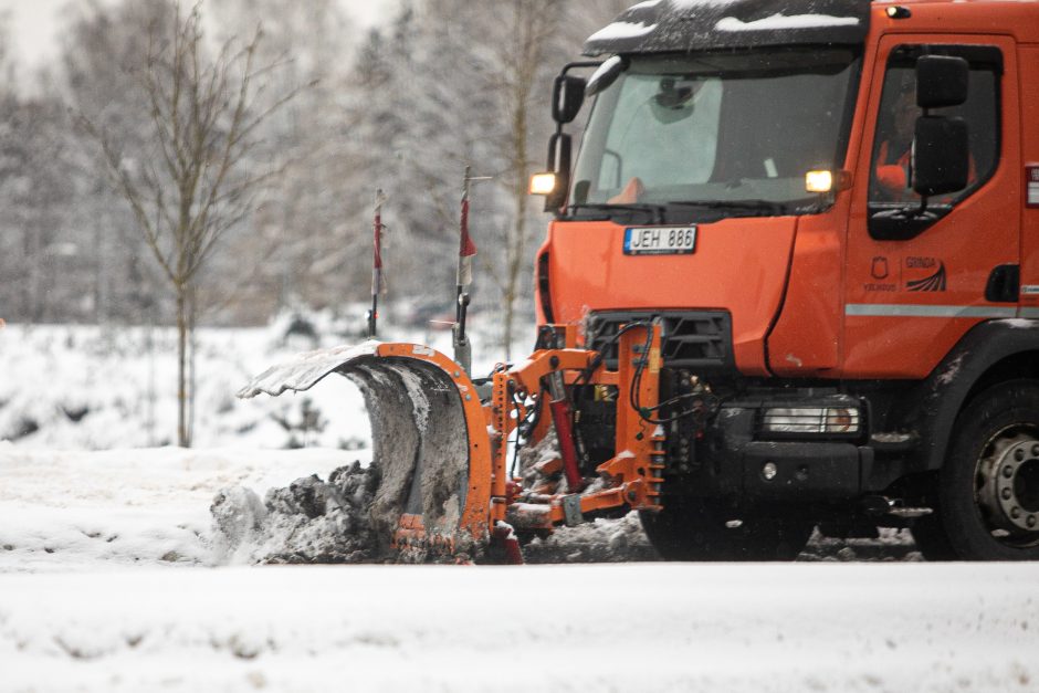 Atsakymas vairuotojams: kodėl kartais atrodo, kad žiema kelininkus užklumpa netikėtai?