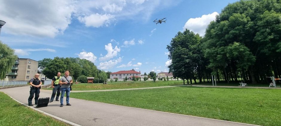 Klaipėdos apskrityje pareigūnai dronais stebėjo jaunimą